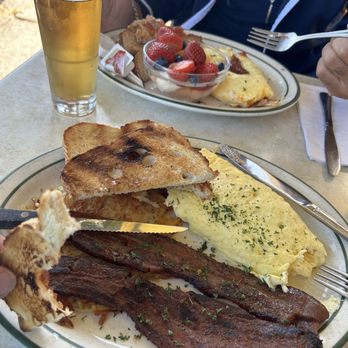 Fred's Coffee Shop - Scrambled Eggs w/ Hash Browns & Fred's Spicy Bacon & sourdough (back: meat omelet w/ ham & sausage, wheat toast & fruit cup) - Coffee & Tea Near Me - Sausalito, California