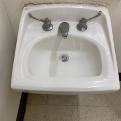7-Eleven - Dirty sink with failing caulk. Kind of looks like it may fall off the wall.