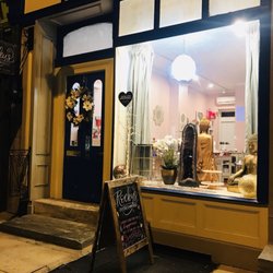 Rocky's Crystals & Minerals - Store front!