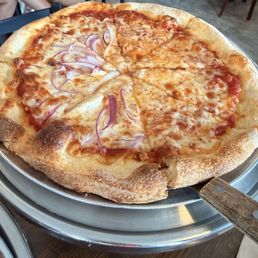 Hand tossed (small) cheese with half onion Hand tossed (small) cheese with half onion
