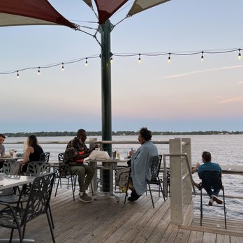 Persimmons Waterfront Restaurant - Patio - New American Near Me - New Bern, North Carolina Persimmons Waterfront Restaurant - Patio - New American Near Me - New Bern, North Carolina