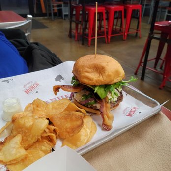 Benjies Munch - Munch burger with chips - Food Trucks Near Me - San Antonio, Texas