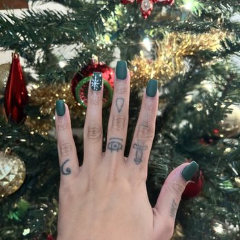 King of Nails - Matte dark green dip powder with white glitter snowflake accent nail - Nail Technicians Near Me - Gaithersburg , Maryland