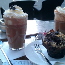 Coffee Cup - Hot chocolate met slagroom (with whipped cream) and delicious chocolate muffin. Each drink comes with a speculoos cookie!