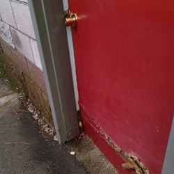 Abrams Lake Rv Park - Door to the bathroom, which doesn't even close.