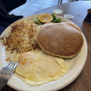Mom's & Pop's Diner - a plate of breakfast food - Breakfast & Brunch Near Me - Dos Palos, California
