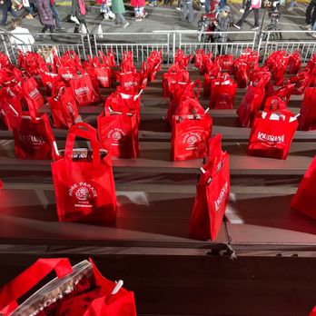 Rose Parade Route - Gift bags - Festivals Near Me - Pasadena, California