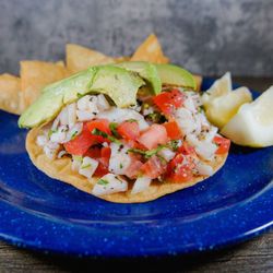 Tostada de ceviche de pescado (fish ceviche)