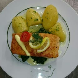 Hammerwirt - Wir haben jede Wochen eine neuen frischen Fisch für sie 
zb. Lachsfilet mit Blattspinat, dazu Petersielienkartoffeln und Zitronenhollandaise