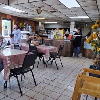 Uncle Roy's BBQ Logo