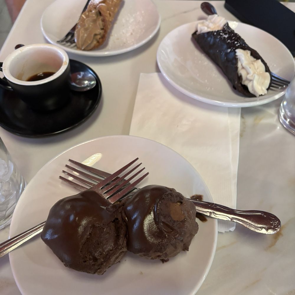 Cannoli King - Puff pastries - Desserts Near Me - New York, New York Cannoli King - Puff pastries - Desserts Near Me - New York, New York