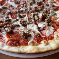 La Pizzarra - La Pizzarra - Amante Della Carne Pizza - pepperoni, bacon, Italian sausage, ham, ground beef, and mozzarella with tomato sauce