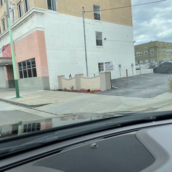 Local Moco - Entrance to back parking lot off Western - Hawaiian Near Me - Los Angeles, California