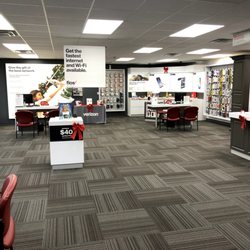 R Wireless - Store pics from Christmas time, great decor