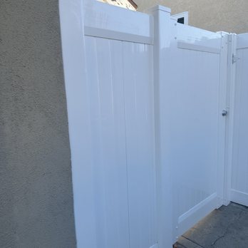 Top Notch Vinyl Fencing - Gate 1 - Fences & Gates Near Me - Sun Valley, California