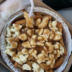 Le P'tit Stop Rest - Classic large poutine, more than enough for 2 people