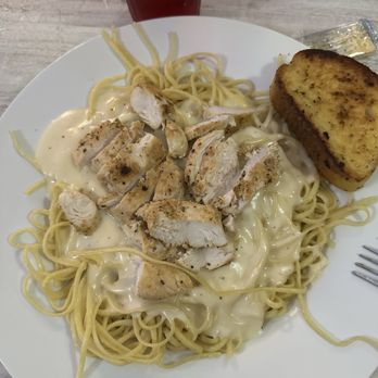 Biancke's Restaurant - Chicken Alfredo with garlic bread - New American Near Me - Cynthiana, Kentucky