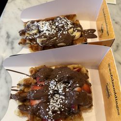 Wafels & Dinges - Strawberries and banana with Nutella