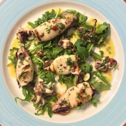 Antonello's Cevicheria & Street Food - Tintenfisch vom Grill auf Rucola