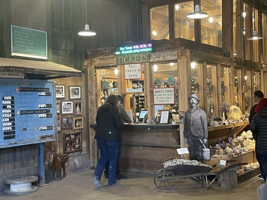 Queen Mine Tour by null