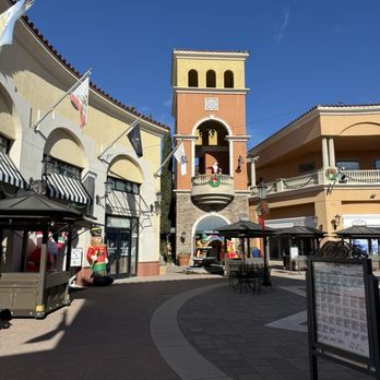 Simi Valley Town Center - Shopping Centers Near Me - Simi Valley, California