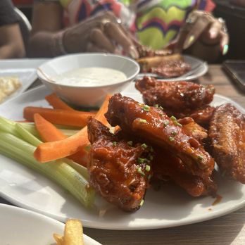 Mom's Kitchen & Bar - Chewy chicken - Bars Near Me - Astoria, New York Mom's Kitchen & Bar - Chewy chicken - Bars Near Me - Astoria, New York