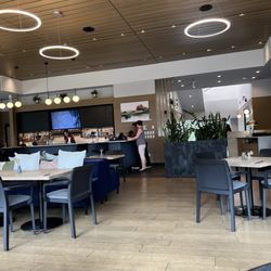 Table Nineteen - Airy and bright