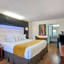 Days Inn by Wyndham Jacksonville South Memorial Hospital - 1 King Bed Room