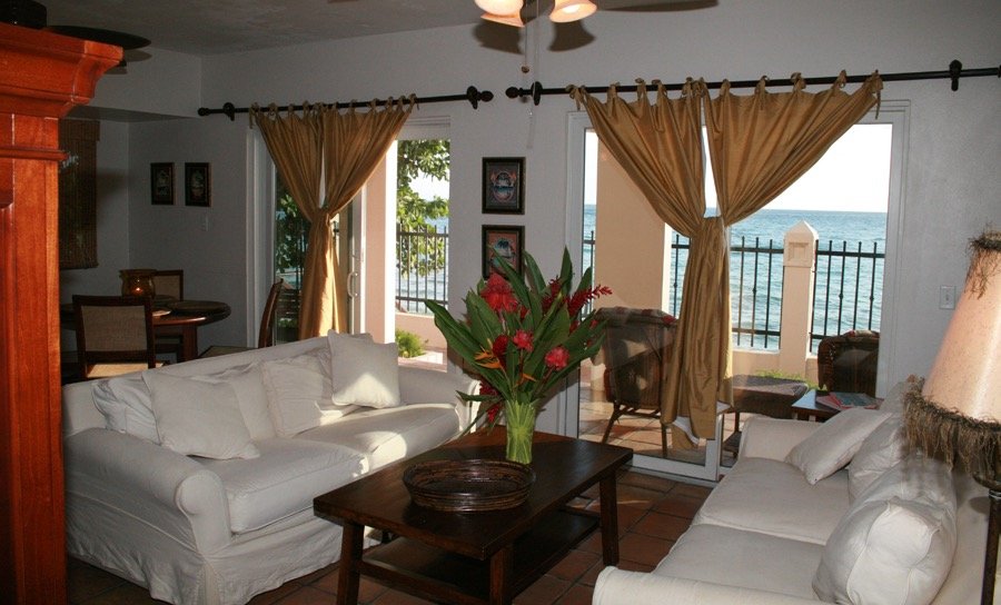 Tres Sirenas Beach Inn