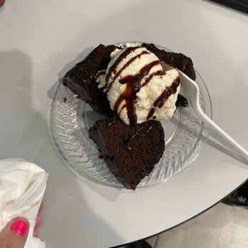 Best Scoops - Chocolate cake with homemade ice cream - Desserts Near Me - Round Rock, Texas