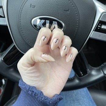 Nails 716 - Neutral design - Nail Salons Near Me - Blasdell, New York