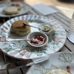 Bumblebee Flowers & Tea - Bisket w/Jam & Marscapone