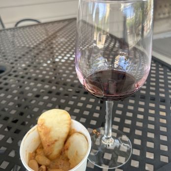 Shadow Ranch - Vegetarian chili bean dip and Tempranillo - Wineries Near Me - Somerset, California