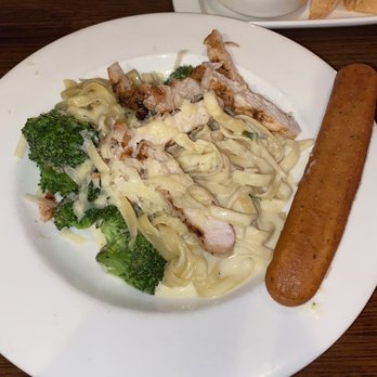 Applebee's Grill + Bar - Classic Broccoli Chicken Alfredo - American Near Me - Edinburg, Texas Applebee's Grill + Bar - Classic Broccoli Chicken Alfredo - American Near Me - Edinburg, Texas