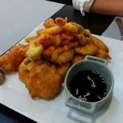 Odela - Tempura de verduras con salsa de soja y sésamo.