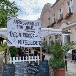 Restaurant Rosengarten - Antidemokratisches Transparent des Restaurantbesitzers