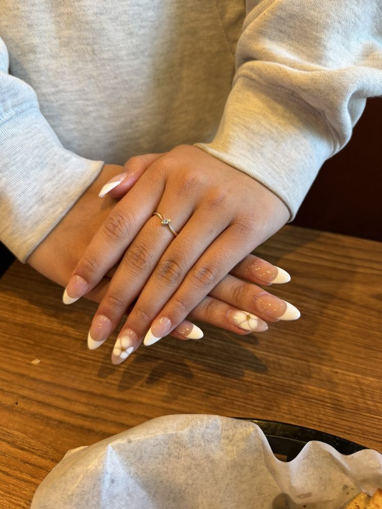 Felton Nails Logo
