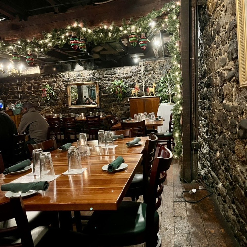 Boars Head Grill - Dining room - Seafood Near Me - Savannah, Georgia Boars Head Grill - Dining room - Seafood Near Me - Savannah, Georgia
