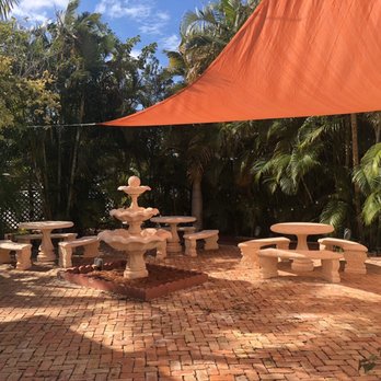 Uncle Louie G’s - Patio area. - Ice Cream & Frozen Yogurt Near Me - Lantana, Florida