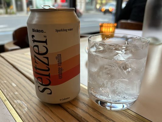 BAR ST-DENIS by null