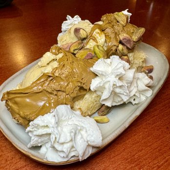 Hemlock House - Brioche con gelato - pistachio ice cream, brioche roll, pistachio praline, whipped cream, pistachios - Tapas/Small Plates Near Me - Swissvale, Pennsylvania