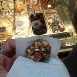 Gelida Emozione - Mandorle con cuore di gelato alla nocciola