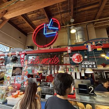 A La Mode - Bakeries Near Me - Vancouver, British Columbia