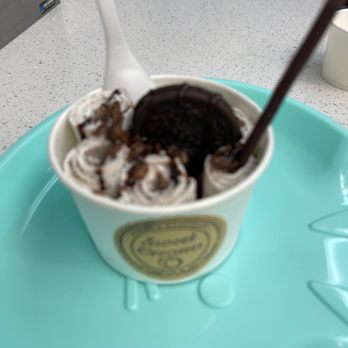 Sweet Creams - Cookies 'n cream - Ice Cream & Frozen Yogurt Near Me - Honolulu, Hawaii