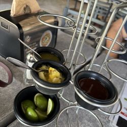 Tacos el Pata - Salsa de piña y de guacamole