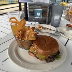 Parrots Nest Bar & Grill - Smash burger and homemade chips