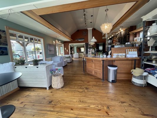 Elohveē Coffee Shop and Wine Bar