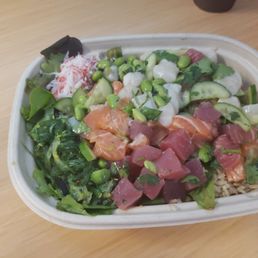 Medium poke bowl with scallop, salmon and tuna Medium poke bowl with scallop, salmon and tuna