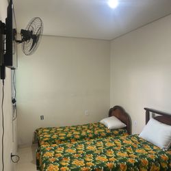Padaria e Confeitaria Pão de Cada Dia - Quarto com 3 camas com TV e  ventilador