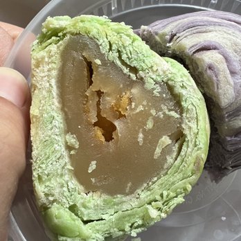 Six Ping - Lotus seed with salted egg yolk Teochew mooncake (green) and taro egg yolk Teochew mooncake (purple) (Mid-August 2022) - Bakeries Near Me - Houston, Texas